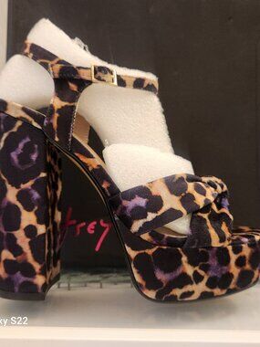Betsey Johnson "Melanni" Leopard Platform Sandals. NIB. Size 7